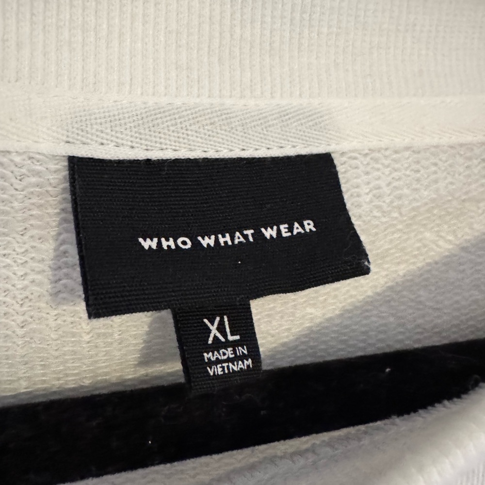 Who What Wear Size XL White Sweater/dressy Sweatshirt with Button Detail - Picture 4 of 7